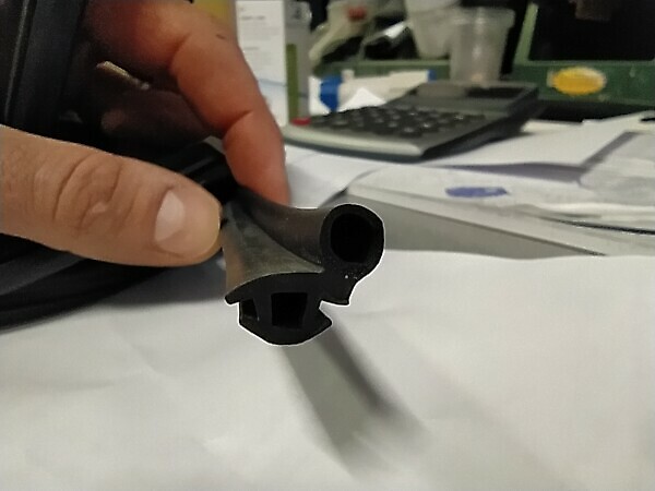 UPPER DOOR SEAL